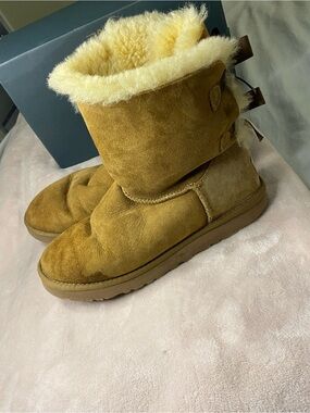 EUC UGG Baily Bow Short Booties Cozy Warm women size 7